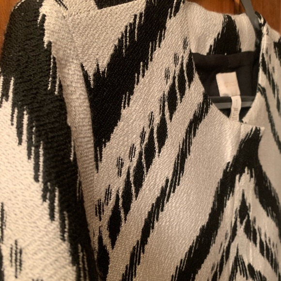 Chico NEW NEVER WORN, Black and Cream Chevron Topper, coat.Size 1 or 8-10 medium - Picture 2 of 5